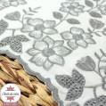 Tissu coton blanc brodé fleurs grises